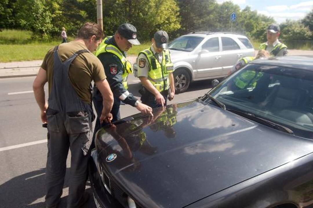 Vilniuje BMW partrenkė netikėtai į judrią gatvę išbėgusią moterį