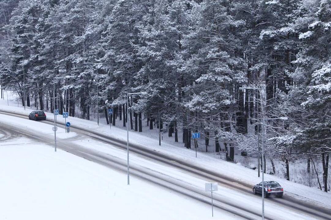 Dėl gausaus sniego vilniečiai užstrigo spūstyse, vėlavo į darbus