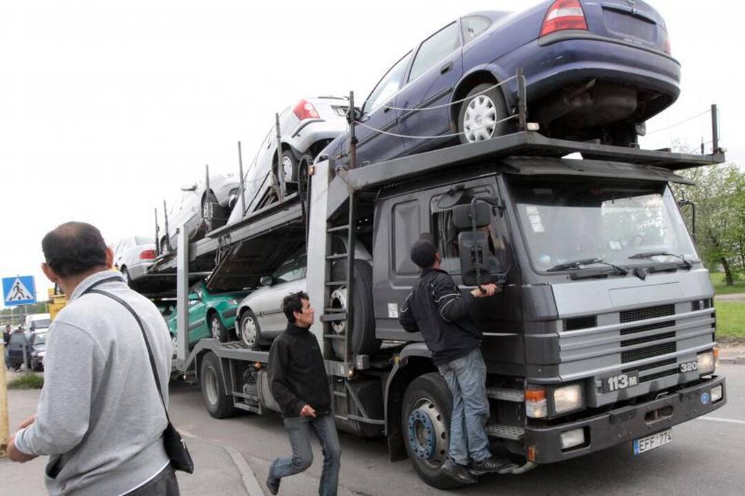 Baltarusiai skuba išsivežti įsigytus automobilius