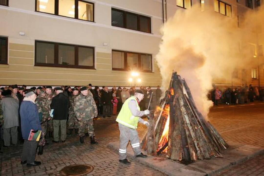Sausio 13-osios išvakarėse uostamiestyje liepsnos laužai.