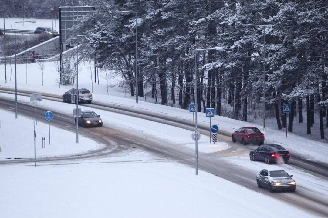 Dėl gausaus sniego vilniečiai užstrigo spūstyse, vėlavo į darbus
