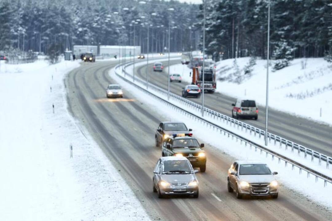 Dėl gausaus sniego vilniečiai užstrigo spūstyse, vėlavo į darbus