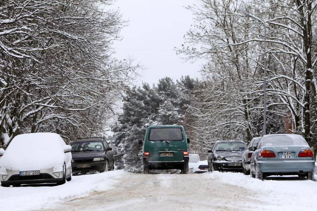 Dėl gausaus sniego vilniečiai užstrigo spūstyse, vėlavo į darbus