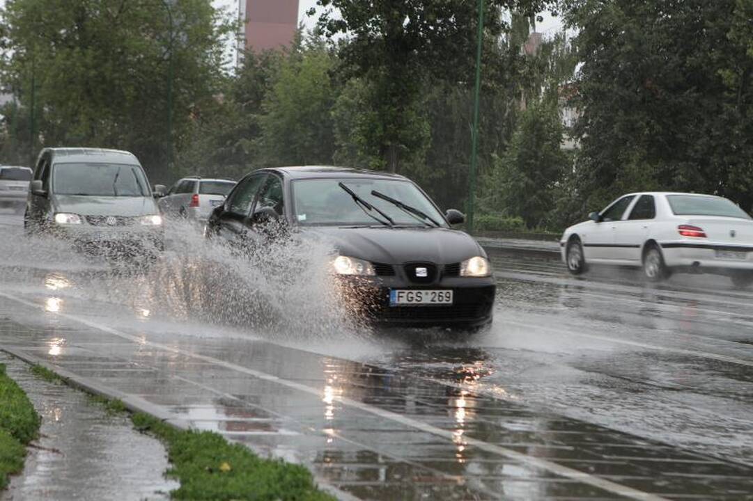 Prapliupus lietui, tvino Klaipėdos gatvės (papildyta)