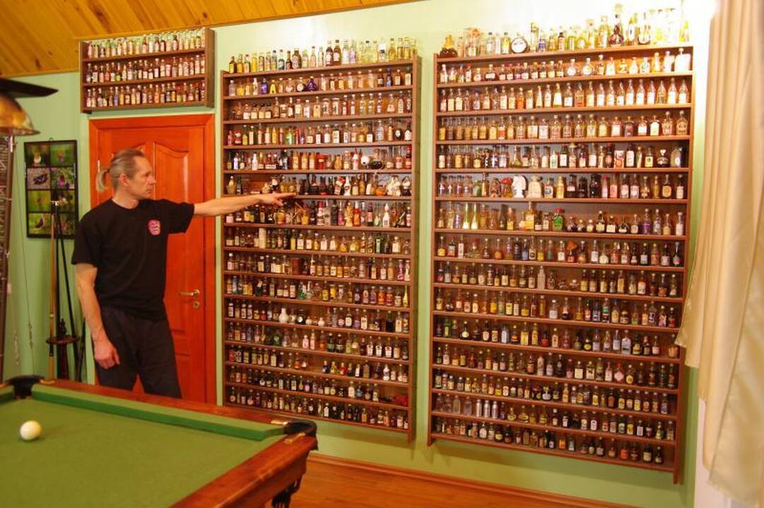 Ramučių gyventojo namuose – milžiniška alkoholio buteliukų kolekcija