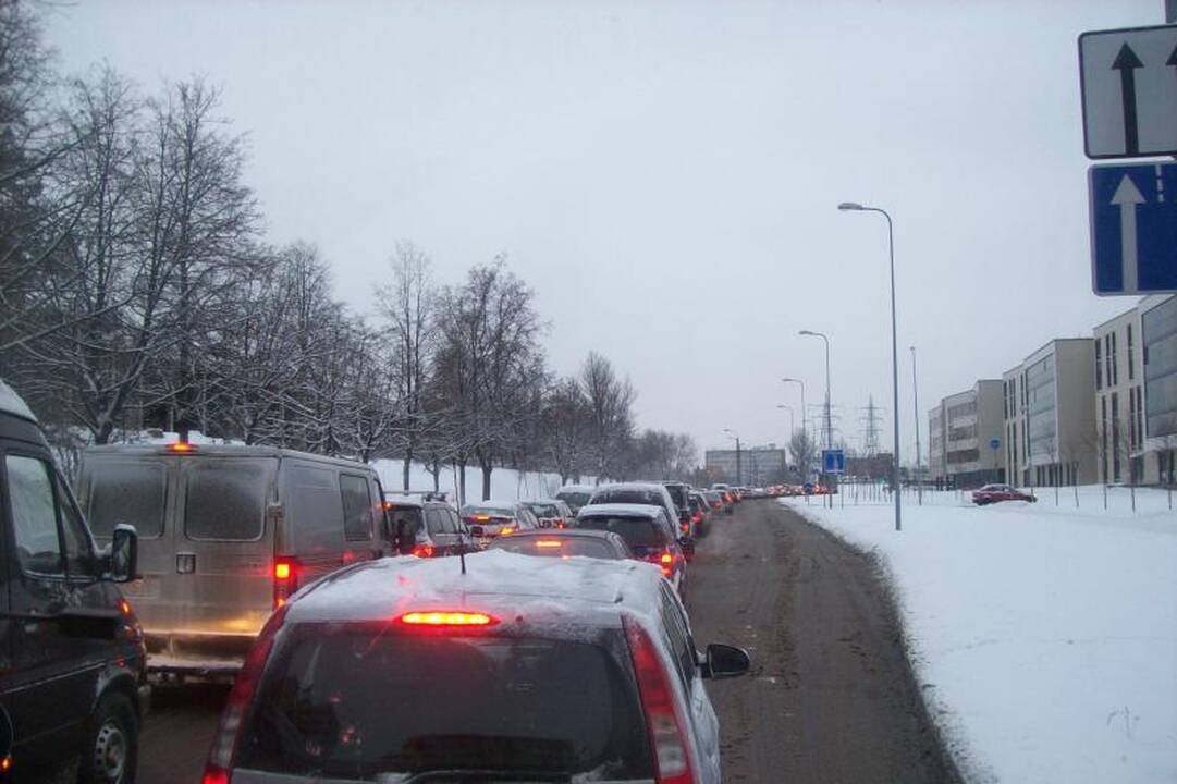 Dėl gausaus sniego vilniečiai užstrigo spūstyse, vėlavo į darbus