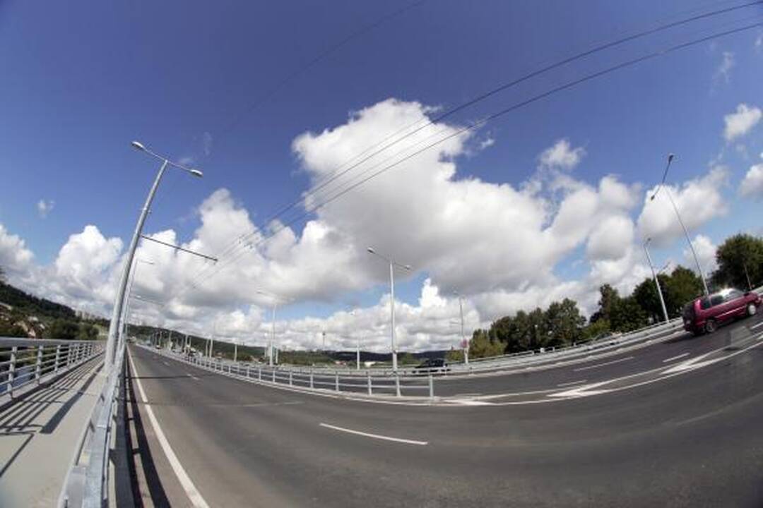 Sekmadienį bus draudžiamas eismas Lazdynų tiltu 