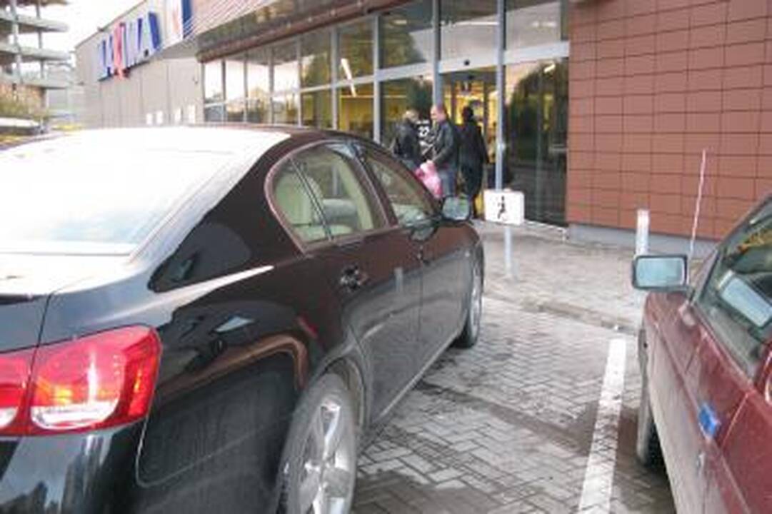 Neįgaliųjų automobiliams - ne tik ženklai, bet ir specialūs leidimai