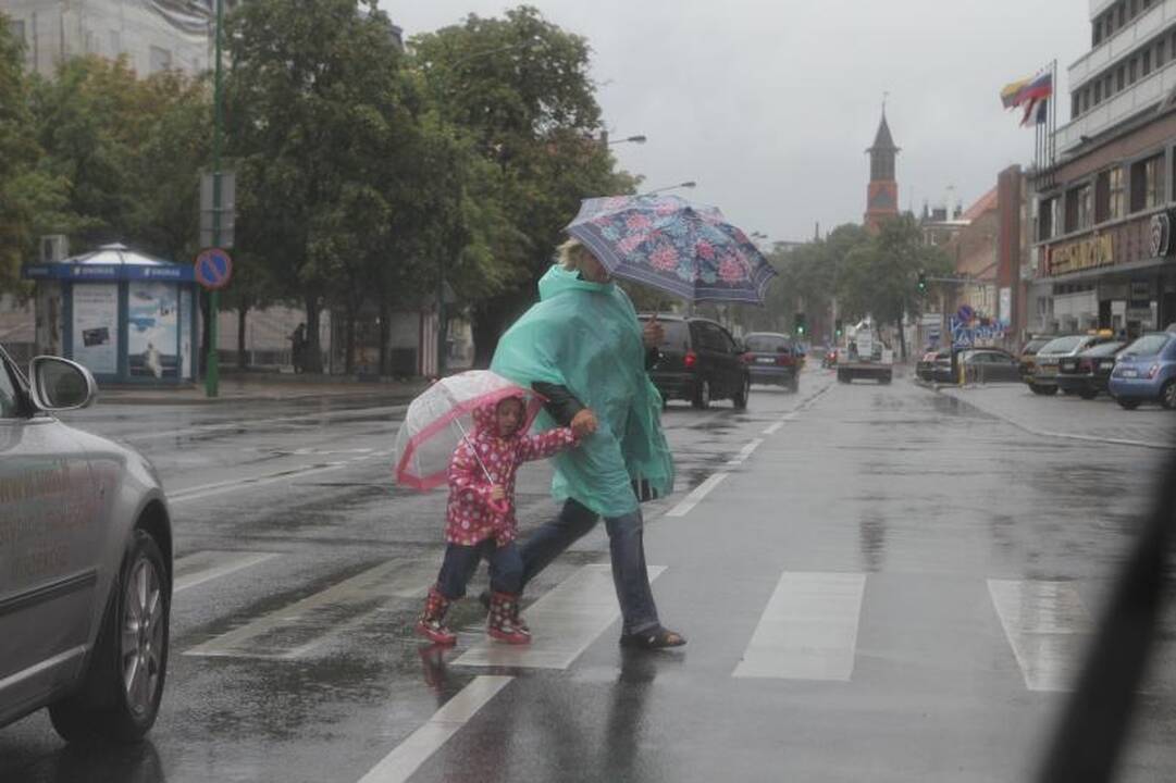 Prapliupus lietui, tvino Klaipėdos gatvės (papildyta)