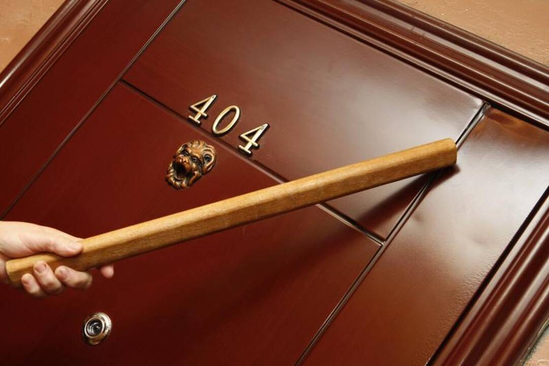 Socialiniu darbuotoju apsimetęs plėšikas spyrė 80-metei į veidą