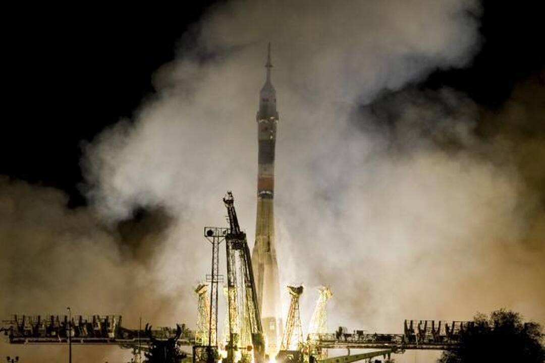 Rusijos raketa iškėlė į orbitą du kosmonautus ir vieną JAV astronautą
