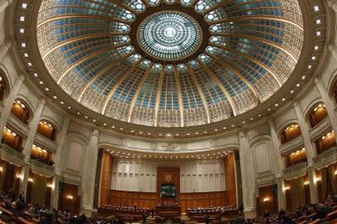Rumunijos parlamento debatus dėl interpeliacijos vyriausybei nutraukė televizijos darbuotojo šuolis iš balkono