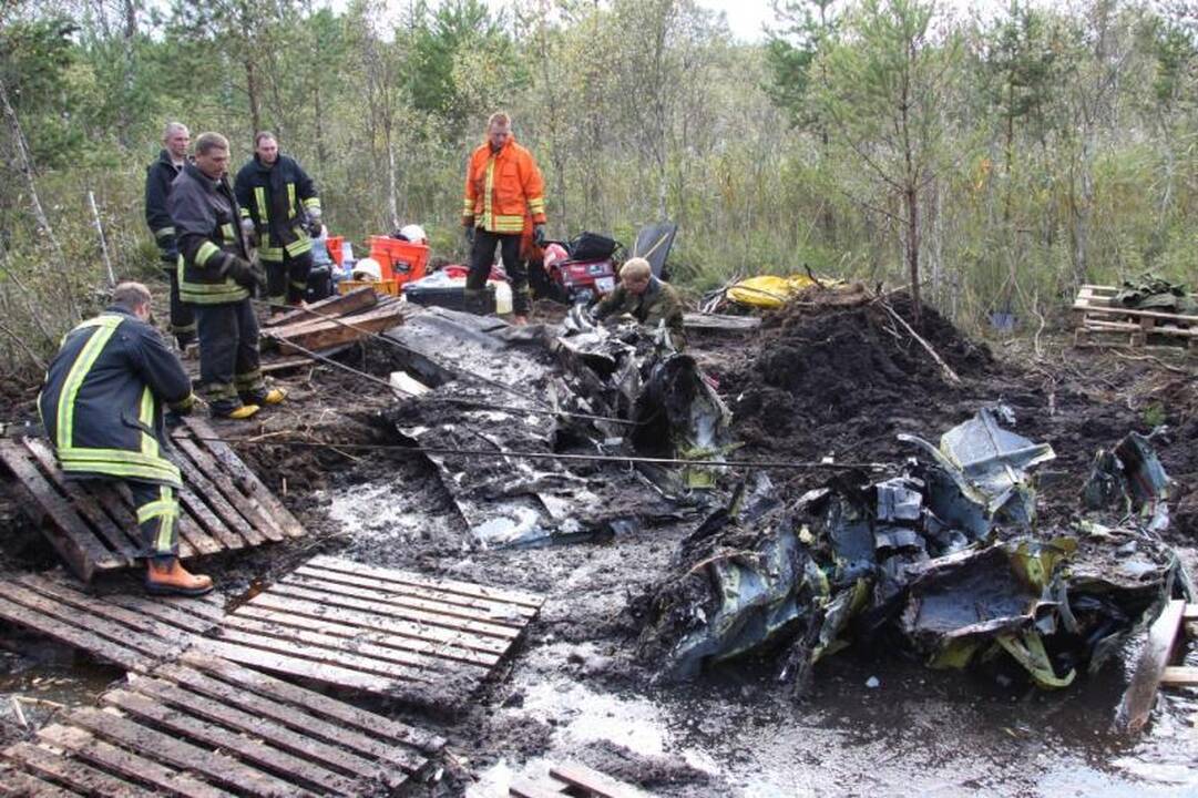 Iškelta trečdalis sudužusio karinio orlaivio nuolaužų