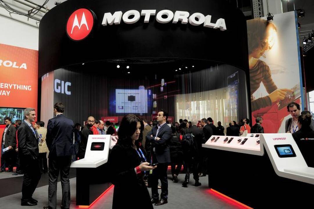 „Motorola“ pristatys išmanųjį telefoną su ekranu be rėmelio?