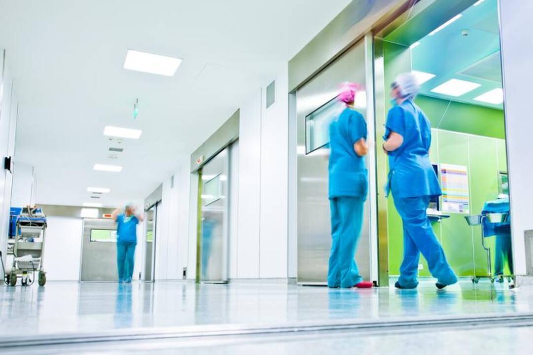 Bėgdamas nuo užpuolikų jaunas klaipėdietis iškrito iš devinto aukšto