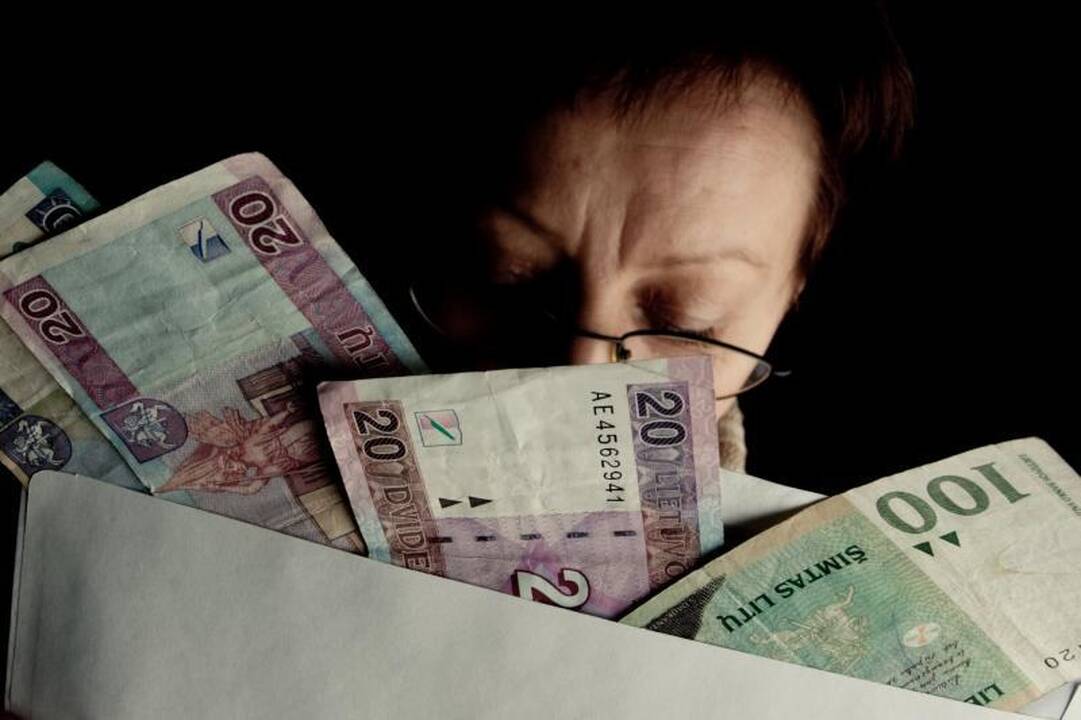 Atlyginimas vokelyje – paimtumėte ar atsisakytumėte?