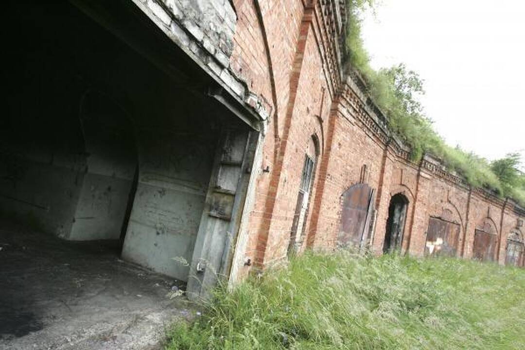 Valdžia šneka, fortai griūva