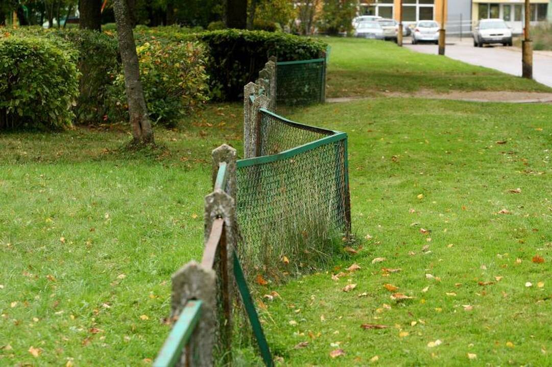 Vaikų darželiuose akis bado išlūžusios tvoros ir perpildytos grupės