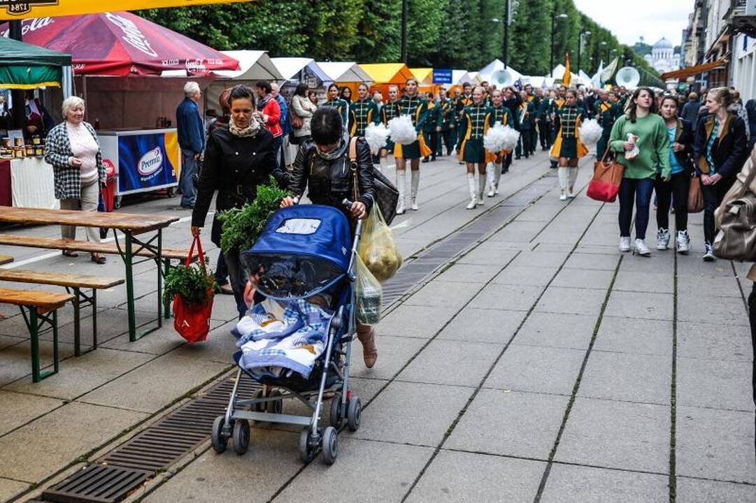 Rudens mugėje – dobilų alus, daržovių kilimai ir šakočio dalybos