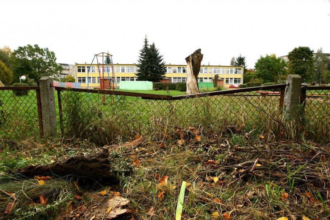 Vaikų darželiuose akis bado išlūžusios tvoros ir perpildytos grupės