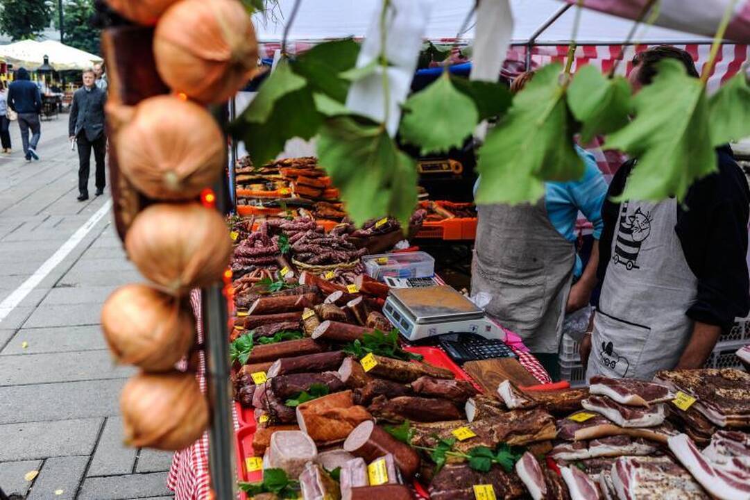 Rudens mugėje – dobilų alus, daržovių kilimai ir šakočio dalybos