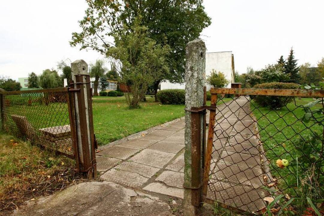 Vaikų darželiuose akis bado išlūžusios tvoros ir perpildytos grupės