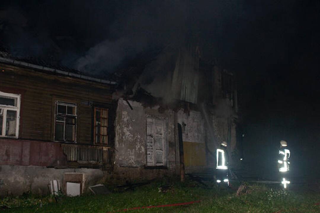 Sostinės Paupio gatvėje sudegė gyvenamasis namas