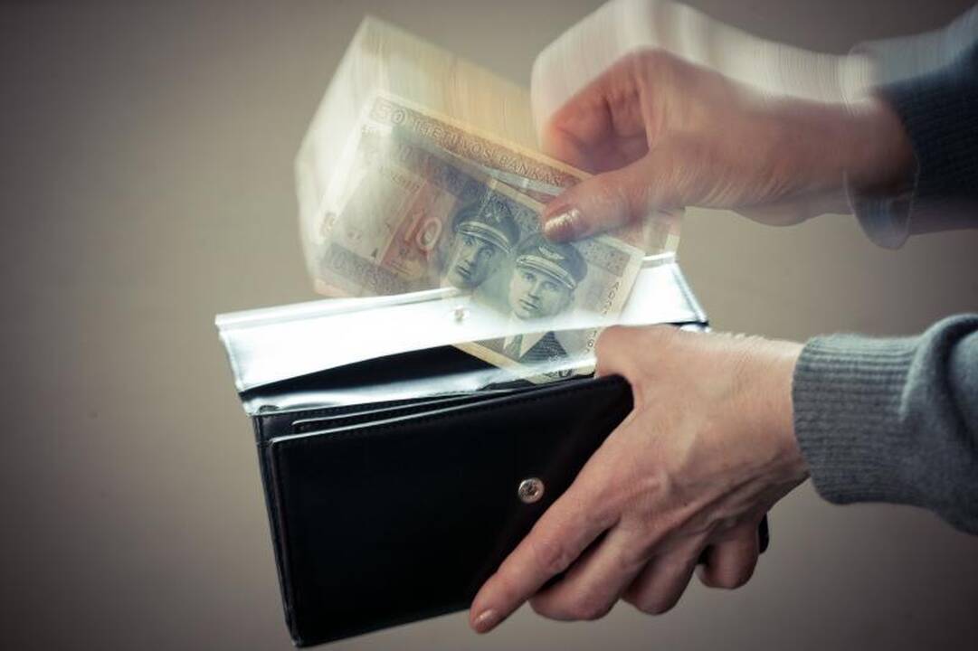 Kauno žemėtvarkininkei už dokumentų klastojimą – 5 tūkst. litų bauda