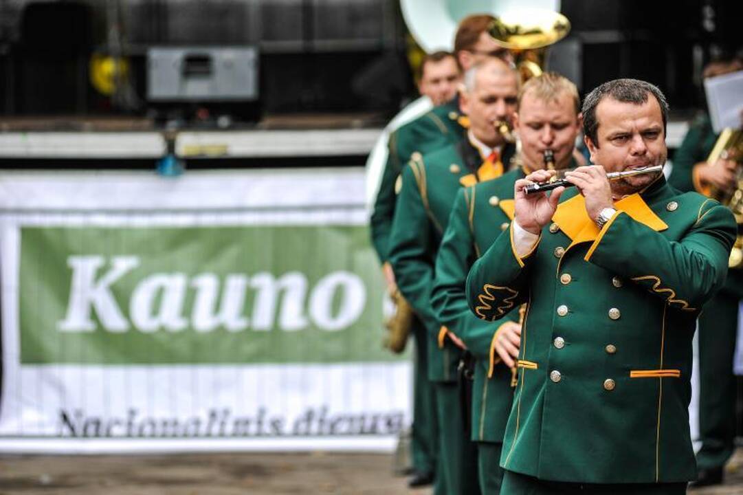 Rudens mugėje – dobilų alus, daržovių kilimai ir šakočio dalybos