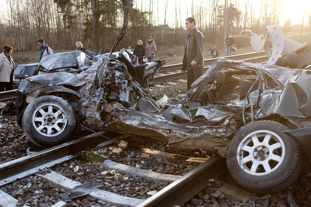 Pervažoje traukiniui susidūrus su automobiliu žuvo jo vairuotojas