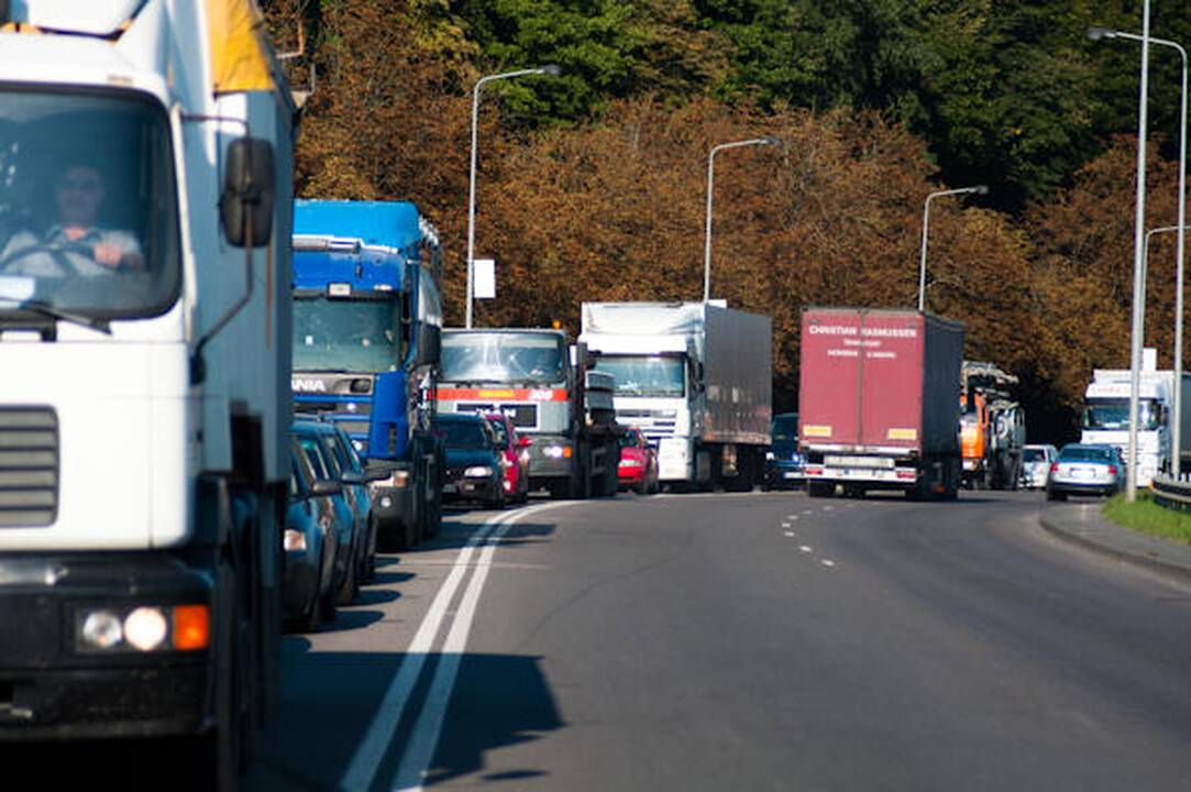 Užstrigę spūstyje kauniečiai keiksnojo kelininkus