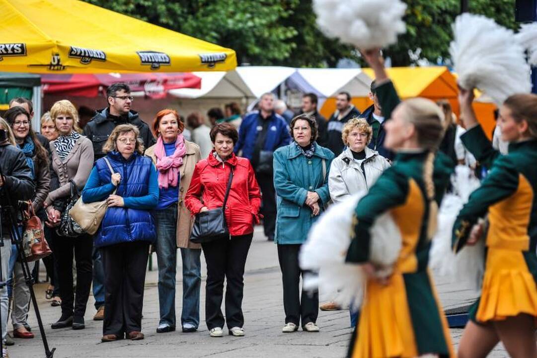 Rudens mugėje – dobilų alus, daržovių kilimai ir šakočio dalybos