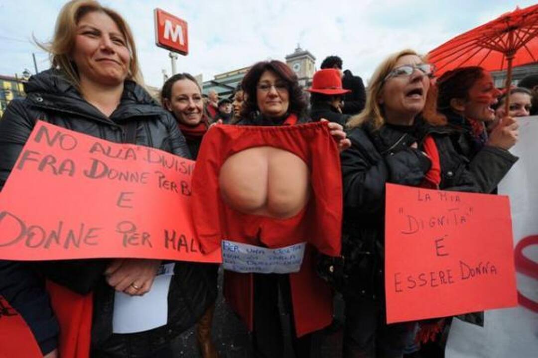 Italijos premjeras numojo ranka į masinį moterų protestą