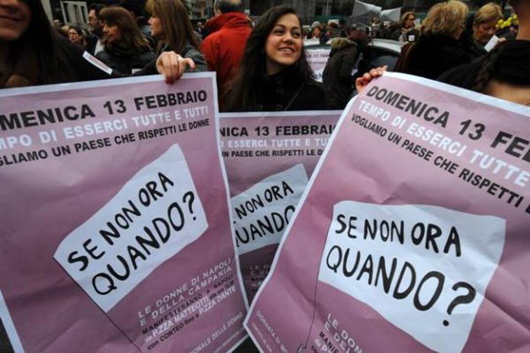 Italijos premjeras numojo ranka į masinį moterų protestą