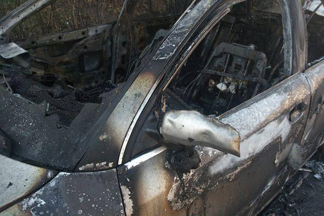 Vilniuje sudeginti du automobiliai