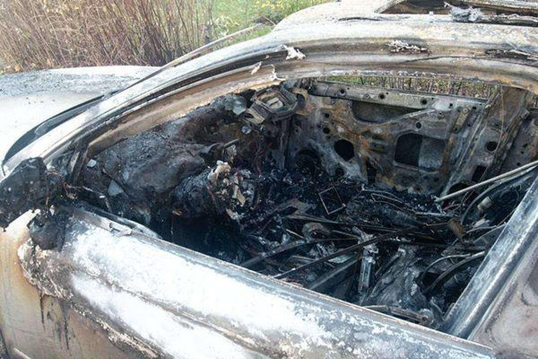 Vilniuje sudeginti du automobiliai