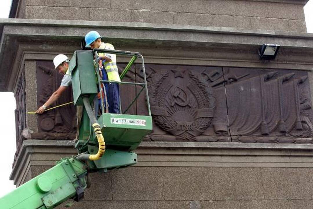 Valdžiai parūpo uždengti sovietinius Aleksoto tilto simbolius