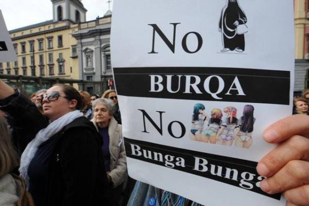 Italijos premjeras numojo ranka į masinį moterų protestą