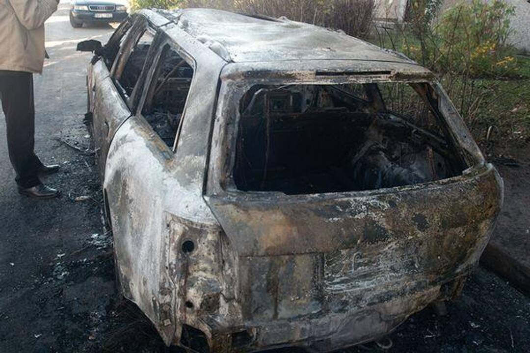 Vilniuje sudeginti du automobiliai