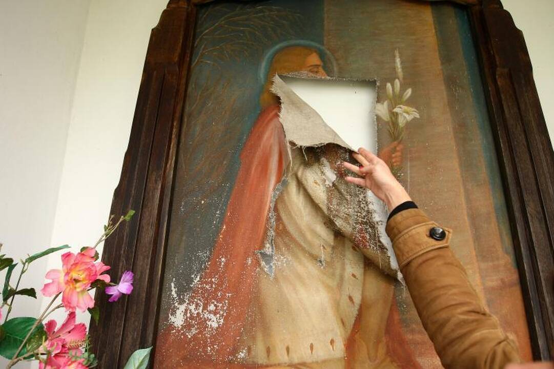 Vandalai puola: Kauno koplyčiose suplėšyti du paveikslai