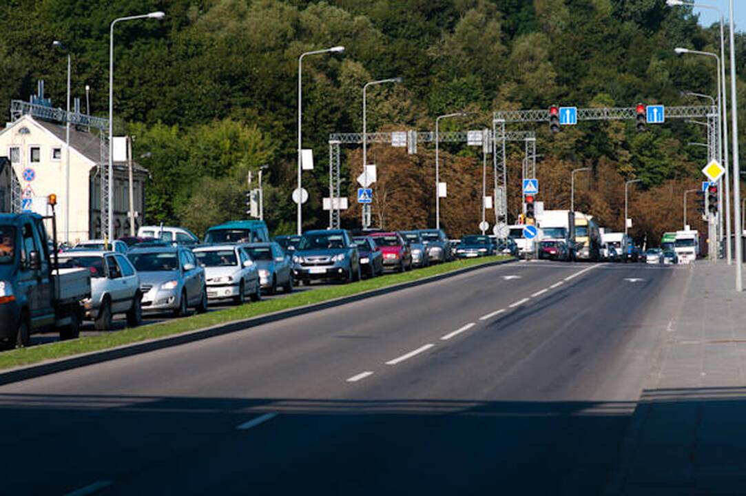 Užstrigę spūstyje kauniečiai keiksnojo kelininkus