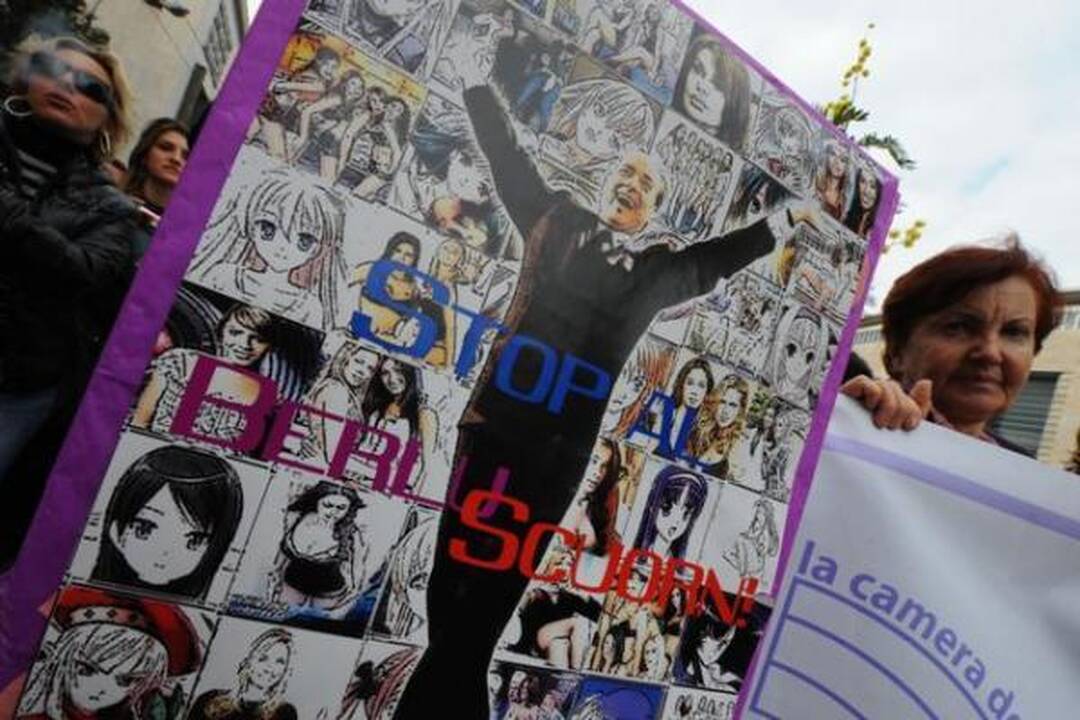 Italijos premjeras numojo ranka į masinį moterų protestą