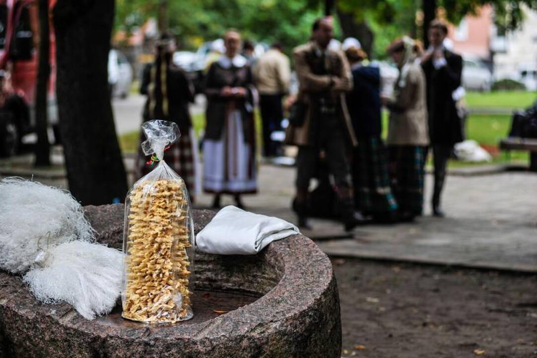 Rudens mugėje – dobilų alus, daržovių kilimai ir šakočio dalybos