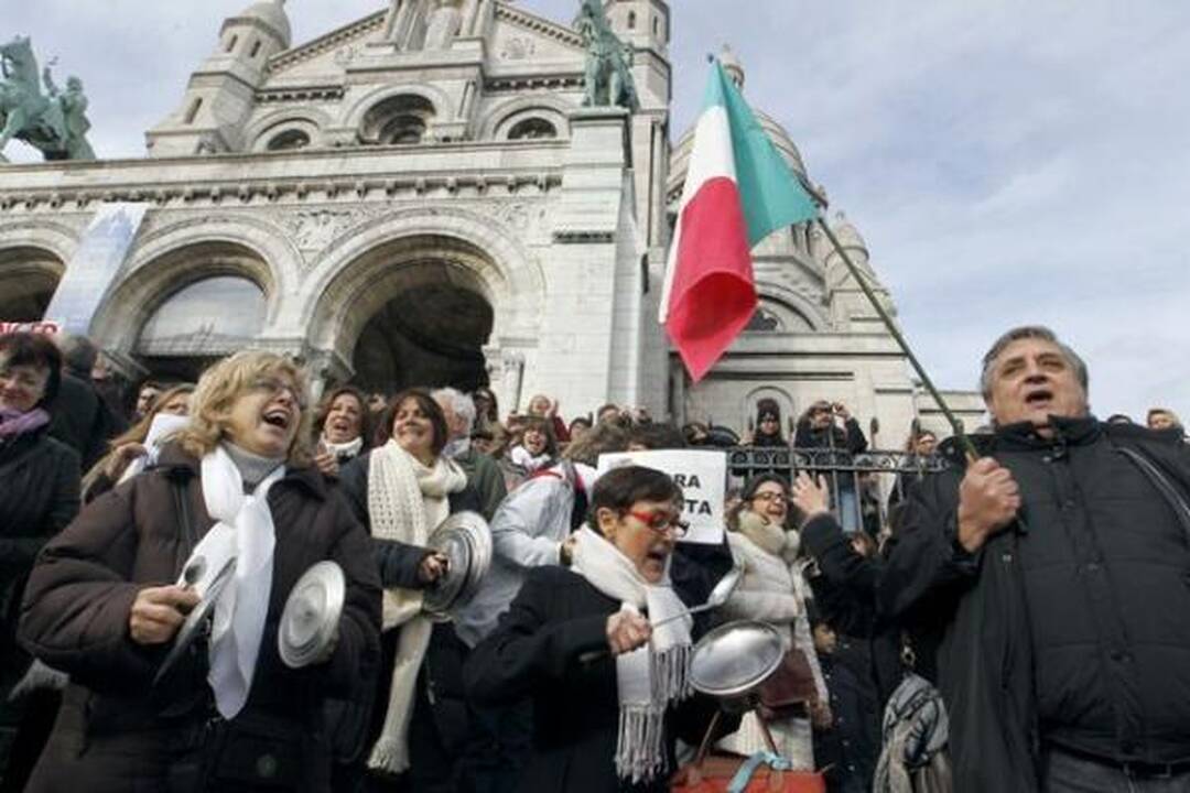 Italijos premjeras numojo ranka į masinį moterų protestą