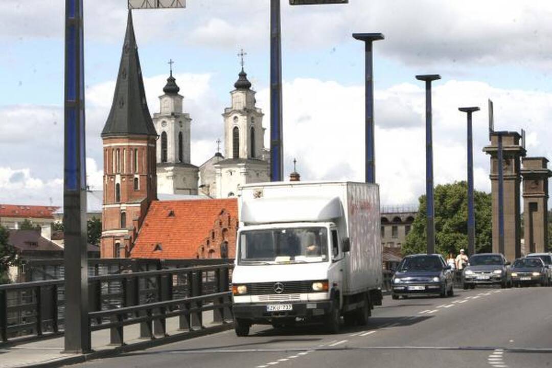 Valdžiai parūpo uždengti sovietinius Aleksoto tilto simbolius