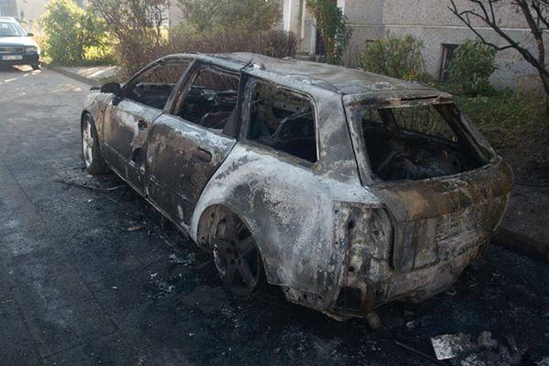 Vilniuje sudeginti du automobiliai