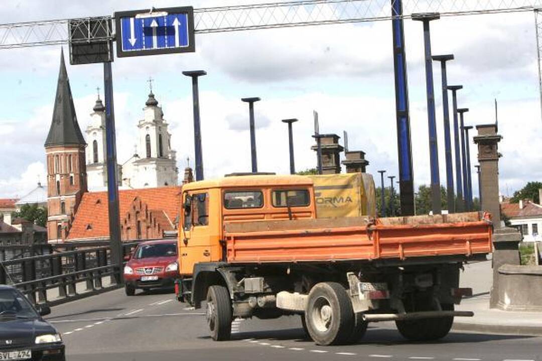 Valdžiai parūpo uždengti sovietinius Aleksoto tilto simbolius