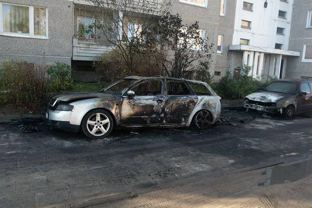 Vilniuje sudeginti du automobiliai