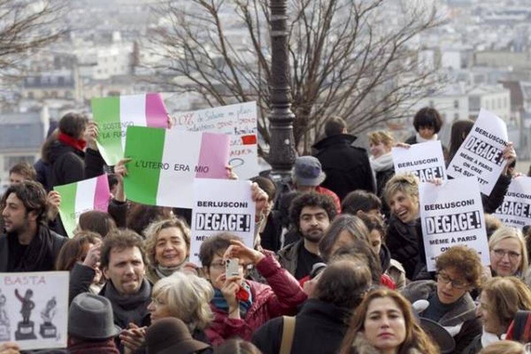 Italijos premjeras numojo ranka į masinį moterų protestą