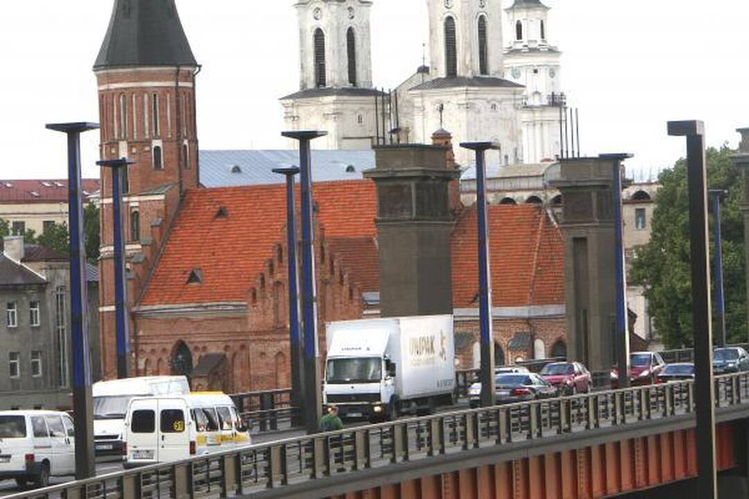 Valdžiai parūpo uždengti sovietinius Aleksoto tilto simbolius